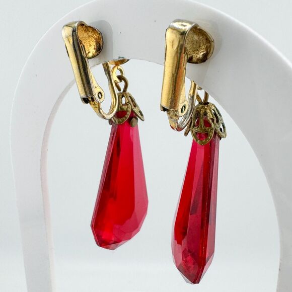 Vintage Red Glass Dangle Earrings Faceted Drop Clip-On Gold Tone 1950s Style - Picture 8 of 9